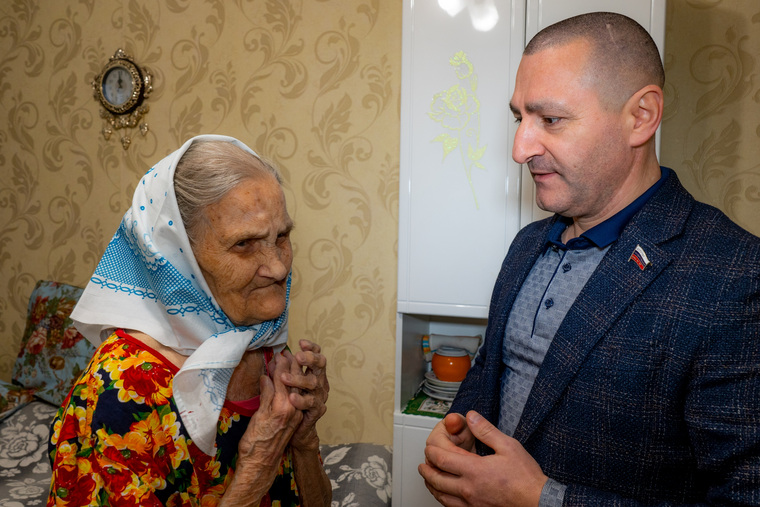 Александр Ильтяков сам принимал участие в поздравлении ветеранов