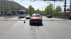 В Екатеринбурге на Уралмаше столкнулись две иномарки