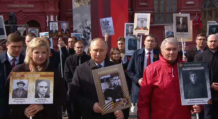 Справа от главы государства в красной куртке тюменец Геннадий Иванов