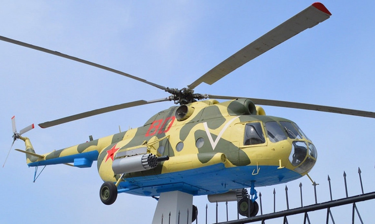 Памятник легендарному вертолету «МИ-8» установили в Кургане в День Победы в поддержку российских солдат, проводящих спецоперацию на Украине