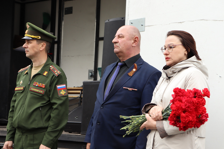 На прощание прибыли глава Лебяжьевского округа Александр Барч (в центре фото) и военный комиссар области Айрат Зарипов (слева)