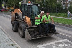 Виды города. Пермь, трактор, ремонт дороги, дорожные работники