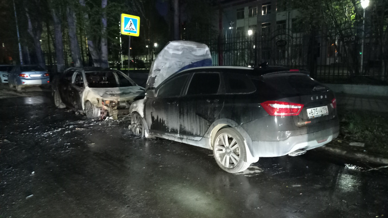 В Екатеринбурге ночью сгорело два автомобиля
