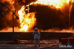 Пожар после обстрела нефтебазы в Шахтёрске. ДНР, пожар, огонь, нефтебаза