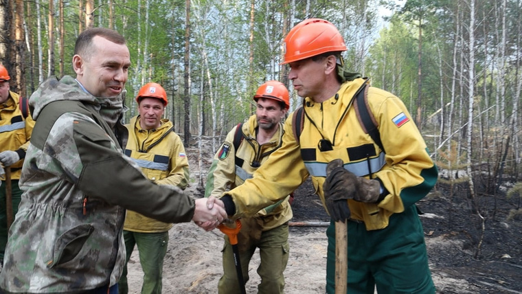 Вадим Шумков благодарит тушителей пожаров в курганском лесу