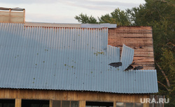 Последствия штормового ветра в поселке Нердва Карагайского района Пермского края, крыша, коровник, ураган, ветер, разрушенная кровля