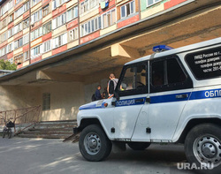 Обстановка у дома Судостроителей 40, где проживает задержанный по подозрению в причастности к убийству Насти Муравьевой. Тюмень, уаз, уазик, полиция, полицейский автомобиль, судостроителей 40