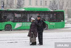 Первоапрельский снегопад. Екатеринбург, снег, пенсионер, пешеход, остановка, зима, непогода, автобус, снегопад, осадки