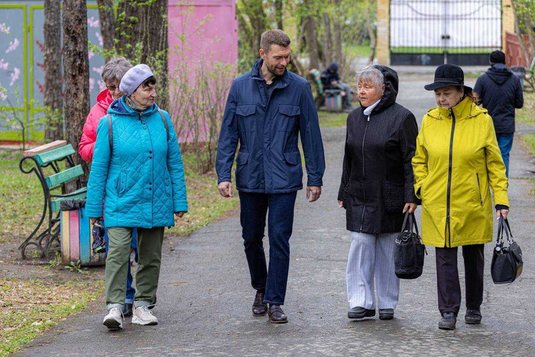 Алексей Вихарев лично встречается с жителями, чтобы рассказать про проект благоустройства