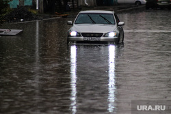 Затопленная улица Кирова. Курган, затопленная улица, автомобиль в воде, ливень, потоп, дождь, последствие ливня