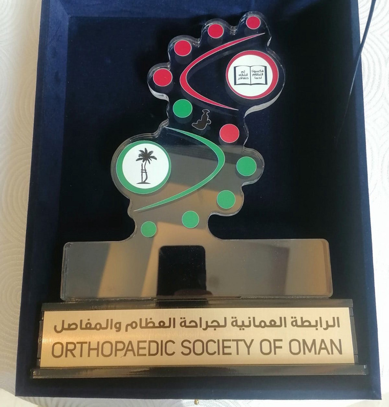 За участие в форуме и международное сотрудничество Анатолию Судницыну вручили памятный знак от Министерства Омана