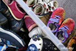 Пункт Православной службы Милосердия на улице Юлиуса Фучика. Екатеринбург, детская обувь, ношеная обувь