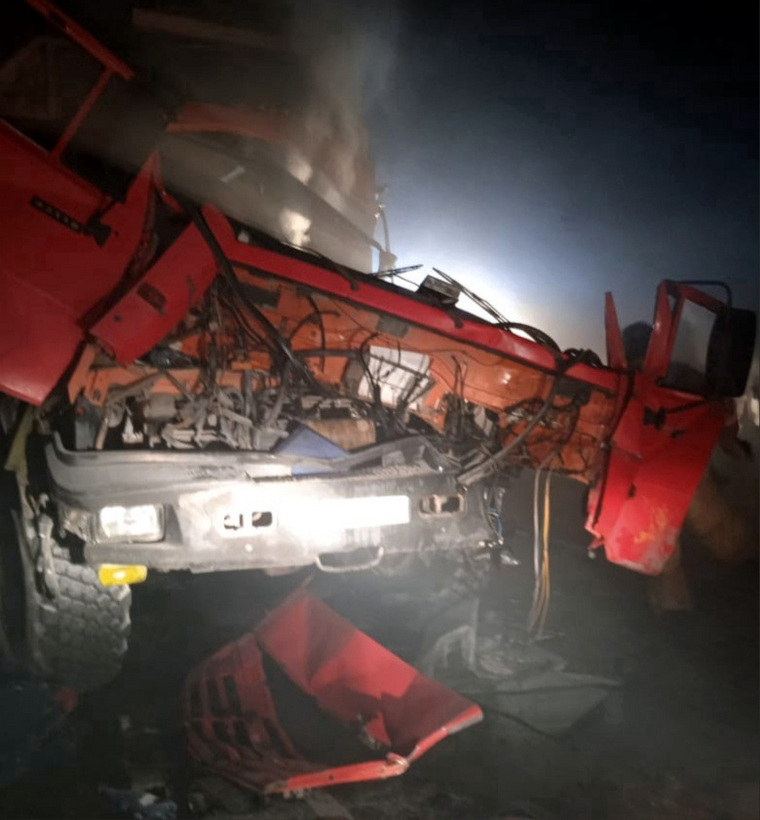 Авария с участие двух грузовиков случилась сразу после полуночи