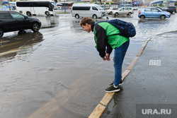 Последствия ливня в Челябинске, пешеходный переход, ручей