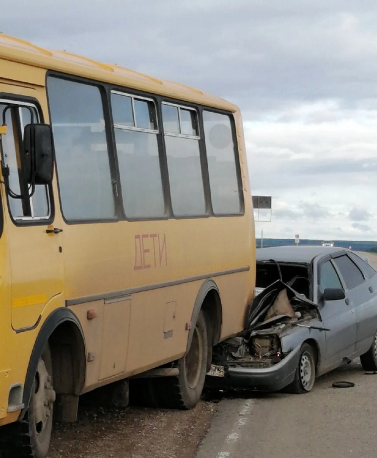 В Курганской области легковой автомобиль въехал в школьный автобус