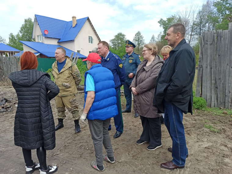 Прокурор Курганской области Андрей Назаров (в центре) встретился с жителями, которые пострадали от пожаров