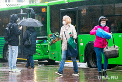Дождливая погода. Тюмень, остановка, автобусная остановка, непогода, автобус, прохожие, остановка общественного транспорта, пешеходы, люди с зонтами, дождливая погода, пасмурная погода, дождь, человек с зонтом, прохожие весной