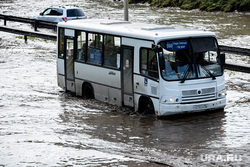Подтопленная улица Шефская. Екатеринбург, маршрутное такси, затопленная улица, потоп, подтопление, улица шефская