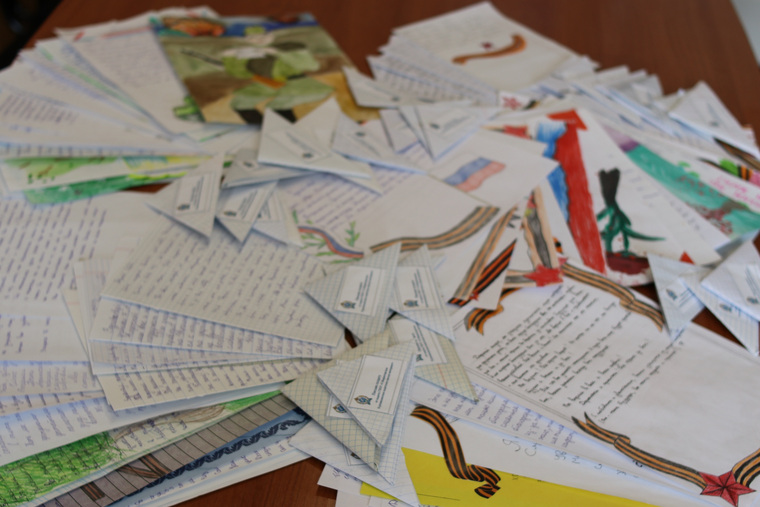 Школьники написали более 100 писем в рамках акции «Своих не бросаем»