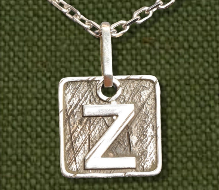 Z-V подвес выполнен из серебра и дополнен элементами чернения