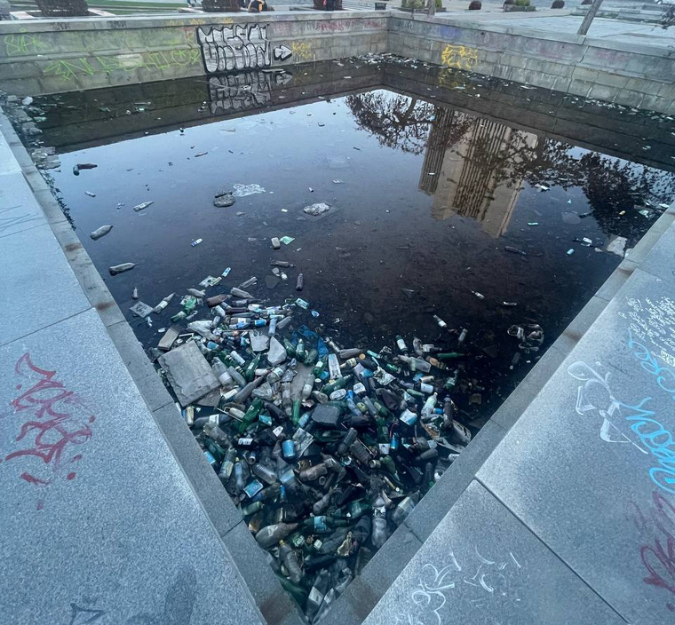 Во время прогулки Марии Захаровой по центру Екатеринбурга водоем выглядел так