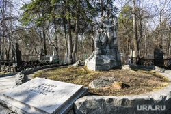 Виды Екатеринбурга, ивановское кладбище, памятник бажову, бажов павел могила