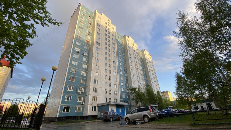Внешне 16-этажный дом в Нижневартовске выглядит не опасно, но в причинах появления трещин предстоит разобраться экспертам