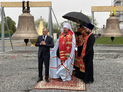 На освящение колоколов приехал митрополит Алексий
