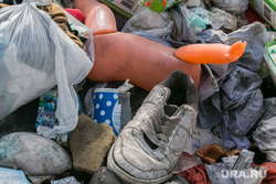 Свалка мусора в частном секторе города не перекрестке улиц Чкалова и Зеленой. Курган, мусор, помойка, игрушка, кроссовки, кукла, свалка