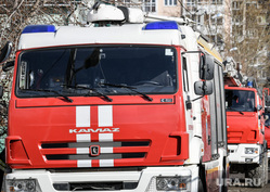 Пожар на Уралмаше, на улице Никитина 112а. Екатеринбург, пожарная машина, огонь