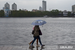 Выпускники 9-х классов. Екатеринбург, погода, дождь, под зонтом