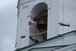 На колокольне храма появился флаг с надписью в поддержку военных