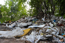 Несанкционированная свалка мусора. Курган, мусор, мусор на природе, отходы, мусор в кустах, куча мусора, свалка, помойка, несанкционированная свалка, бытовые отходы