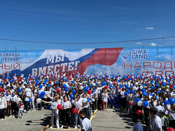5000 сотрудников «Сима-ленда» выстроились в фигуру солнца в честь Дня защиты детей