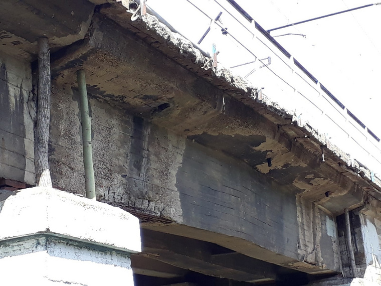 На фото видно, что несколько бревен «удерживают» мост