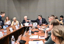 На круглом столе присутствовал свердловский министр по социальной политике Андрей Злоказов