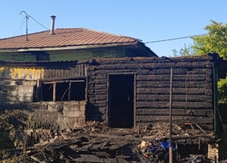 По предварительным данным, дом сгорел из-за неисправной проводки