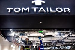 Первый аутлет-центр Brand Stories' в Екатеринбурге, мойка, витрина, tom tailor