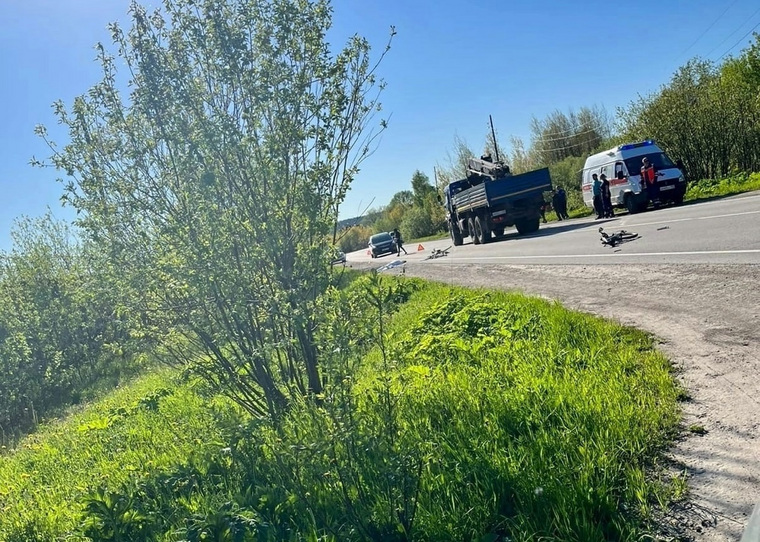 Место дорожного происшествия, в котором погибли две школьницы, в пермском городе Александровск