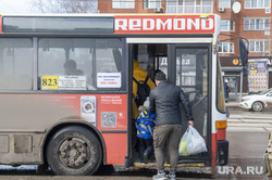 Работа общественного транспорта, Пермь, общественный транспорт, пассажиры автобуса, автобусная остановка