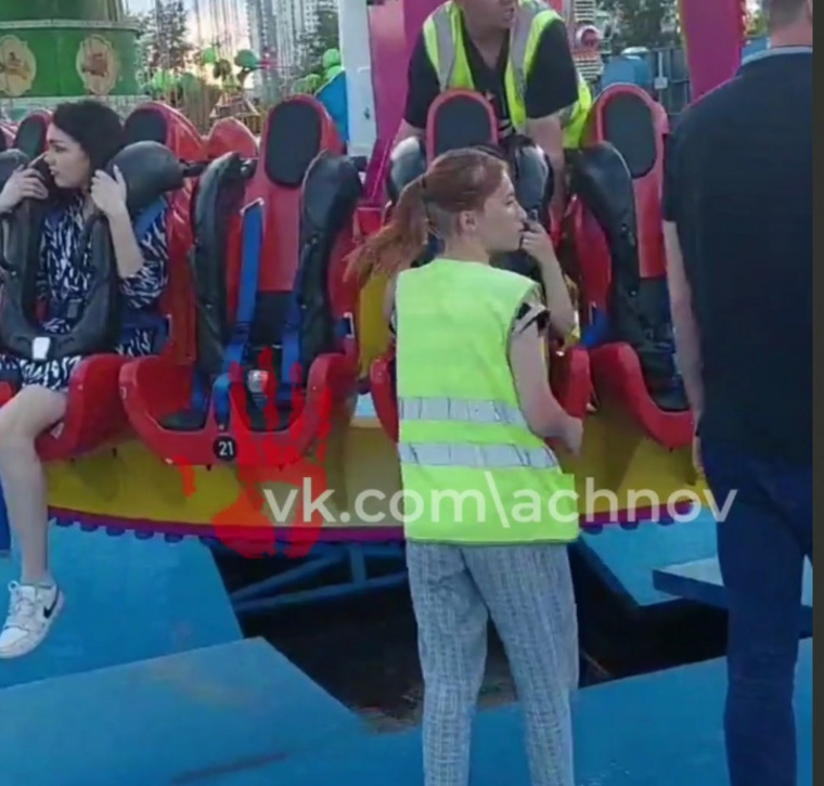 На карусели было порядка 10 человек