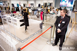 Начало продаж коллекции Moschino в H&M в Гринвиче. Екатеринбург, охрана, красная ленточка, магазин одежды, hm