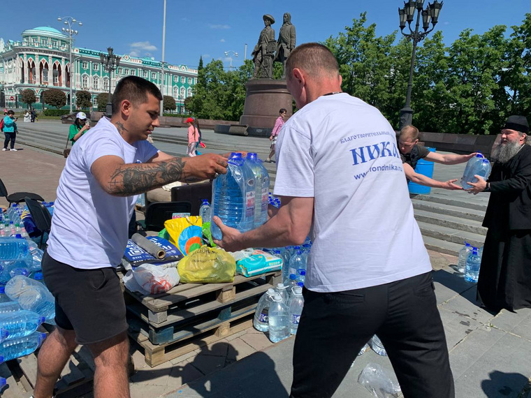 Неравнодушные екатеринбуржцы могут принести гумпомощь или воду в палатку волонтеров на Плотинке