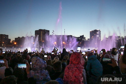 День города. Пермь, снимают на телефон, ночной город, толпа, танцующие фонтаны