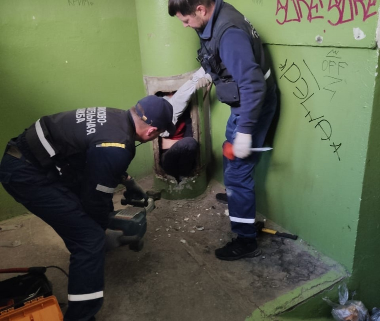 Девушка застряла в мусоропроводе дома №18 на Ленинградском проспекте