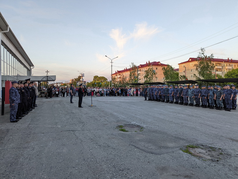 Личный состав торжественно проводили в командировку