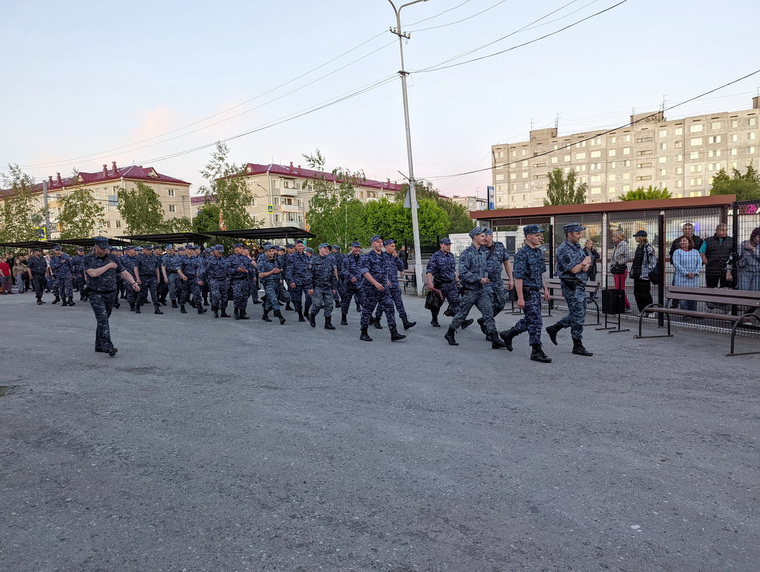 Убывающих в командировку также провожали родные и близкие