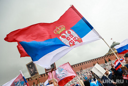Бессмертный полк. Москва, бессмертный полк, флаг сербии, 9 мая, красная площадь, сербский флаг