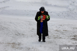 Прощание с военным, погибшим на Украине. Белозерский район, поминки, зима, женщина, похороны, искуственные цветы