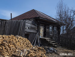 п.Майкор, Юсьвинский район, Пермский край, деревня, поленница, дрова, деревенский дом, дом